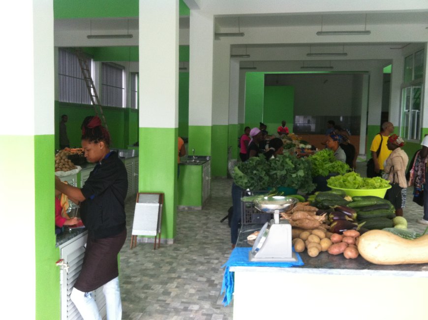 CENTRO COMERCIAL MUNICIPAL ABRE AS PORTAS AO PÚBLICO