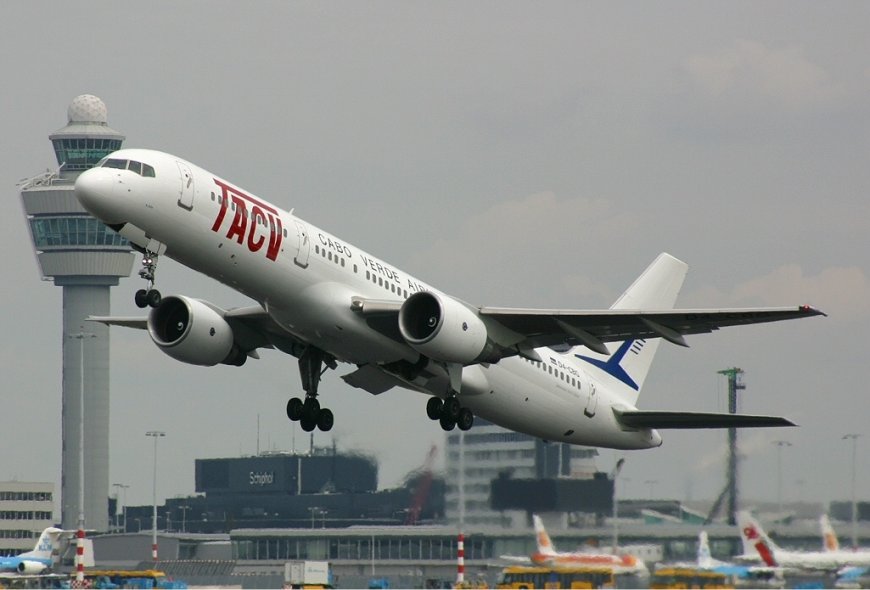 Sem avião. TACV volta a deixar em terra passageiros com destino à Providence