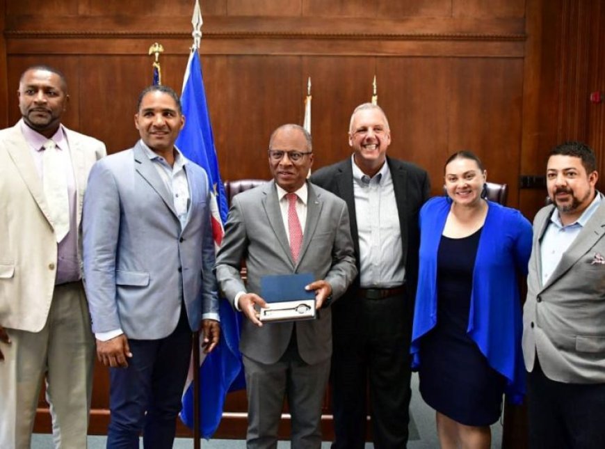 Visita do PM aos EUA: Ulisses Correia e Silva recebe as “Chaves da Cidade” de Pawtucket das mãos do Mayor Donald Grebien