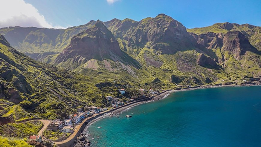 During the rainy season, the population of Fajã D&#39;Água on Brava Island remembers the urgency of building an alternative route