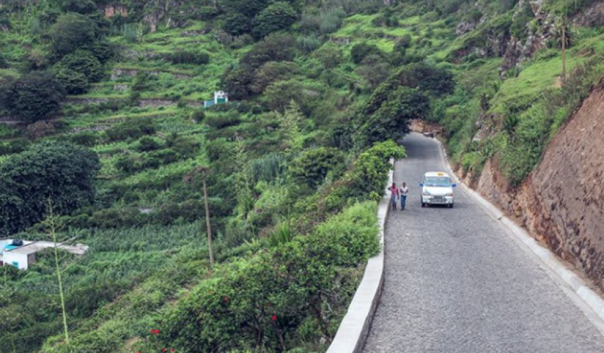 Troço da estrada em calceta continua gerando revolta entre condutores, moradores e usuários da freguesia de Nossa Senhora do Monte