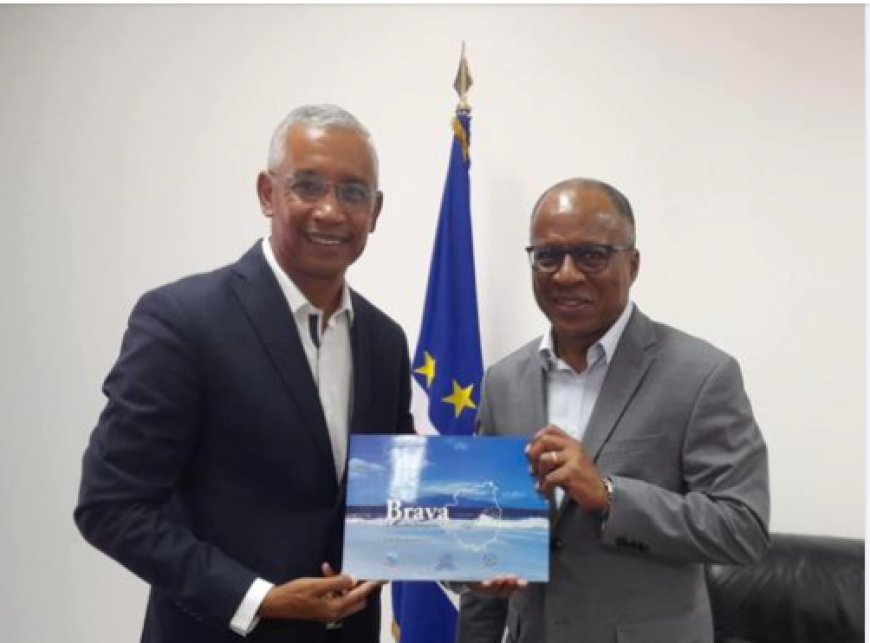 Presidente da CM da Brava entrega um exemplar do livro ao Primeiro-Ministro de Cabo Verde