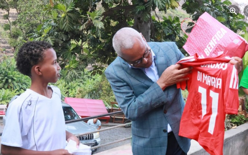 Presidente da República entrega camisola oficial e autografada por “Di Maria” ao menino Cristian Gomes