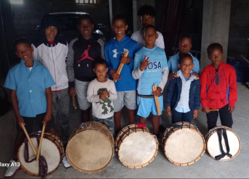 Nilton Gonçalves teaches young people to play the Tambor on Ilha Brava and seeks support to expand his school